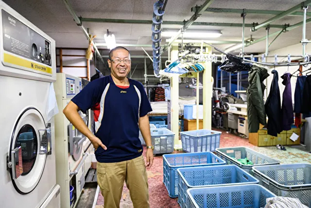 在高中附近經營洗衣店的畑公之 先生,是棒球隊的狂熱粉絲。聽說只要有練習賽時,他就會衝到球場上;當年夏天三重縣內錦標賽的六場比賽,他全都有在體育場觀看。