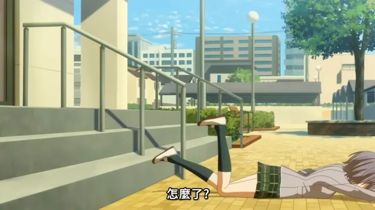 跌倒的燈和室內鞋