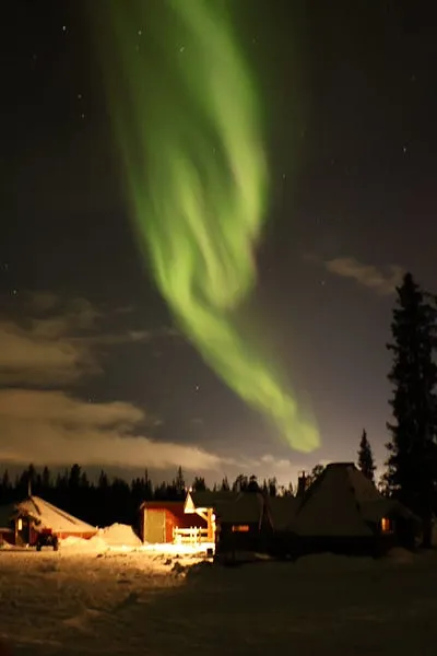 出團前一天小屋外面看到的極光,用手機曝光 10 秒就看得很清楚!