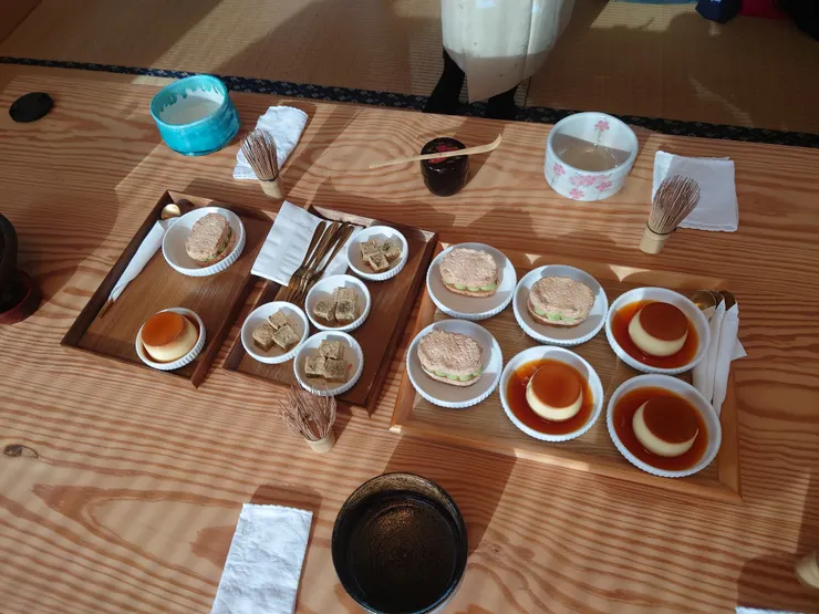 茶點誠意十足地準備了昭和布丁、黑糖蕨餅跟宇治金時達克瓦茲