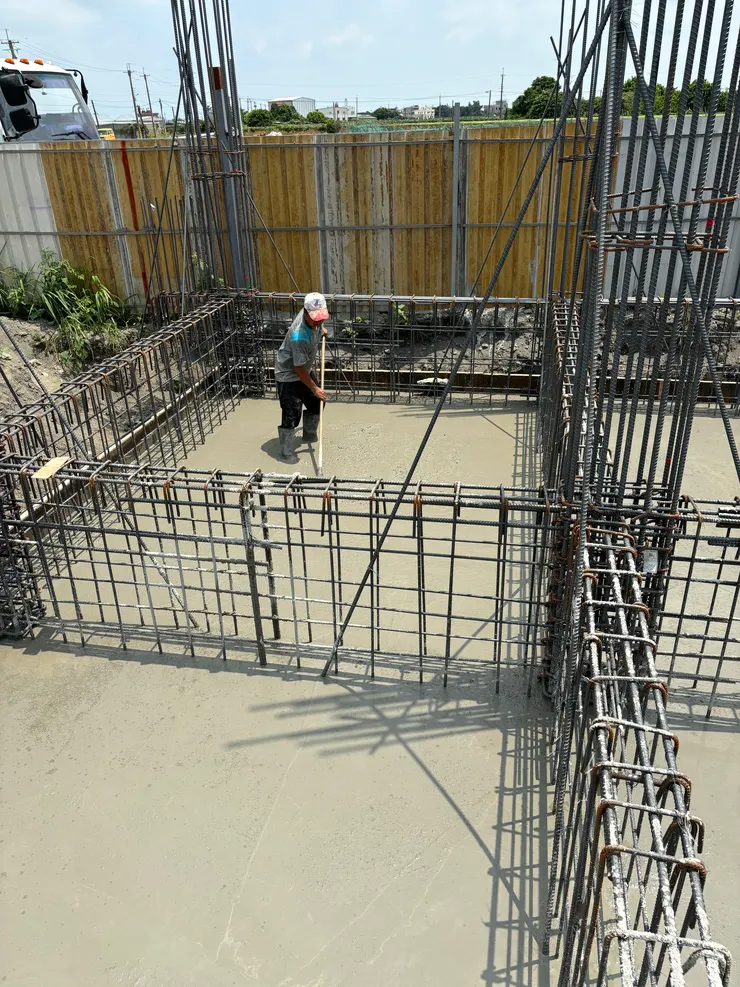 混凝土由押送車押送出來後，小工再拿鏝刀整平。這張圖片照的時候已經灌漿完成。時間是下午1:06。