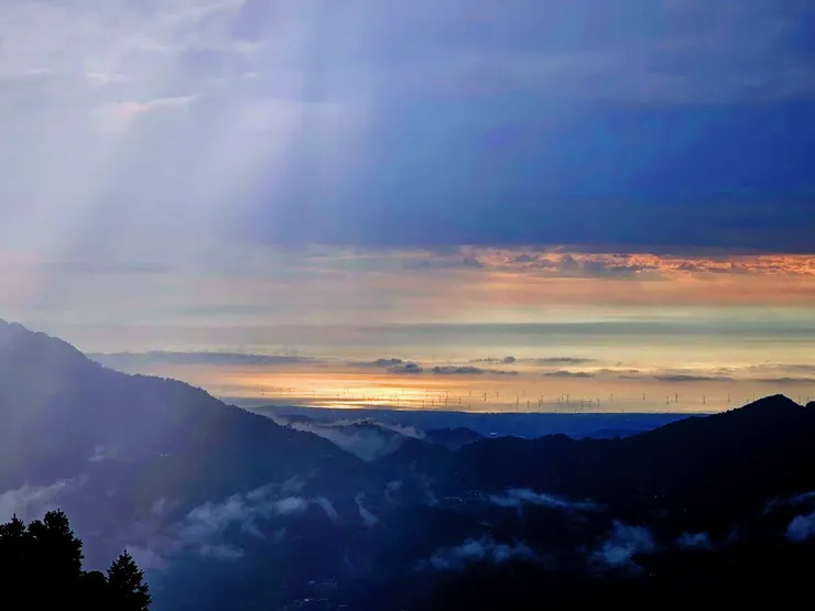 上帝的光，增添幾分色彩。
