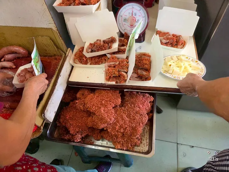 桌上一堆備料紅糟肉，視覺享受。