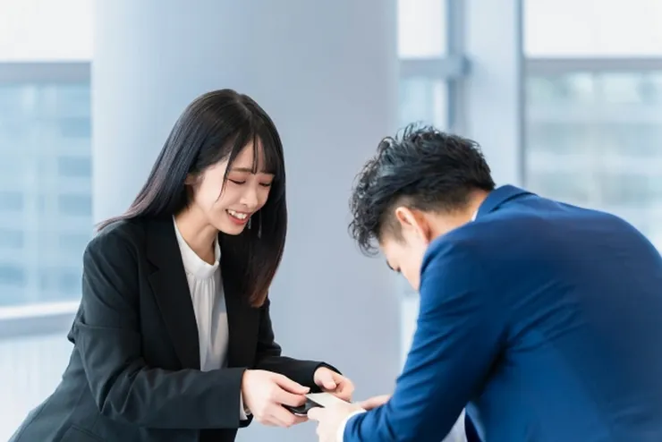 交換名片是商務禮儀的基本 (圖片來自Photo-ac)