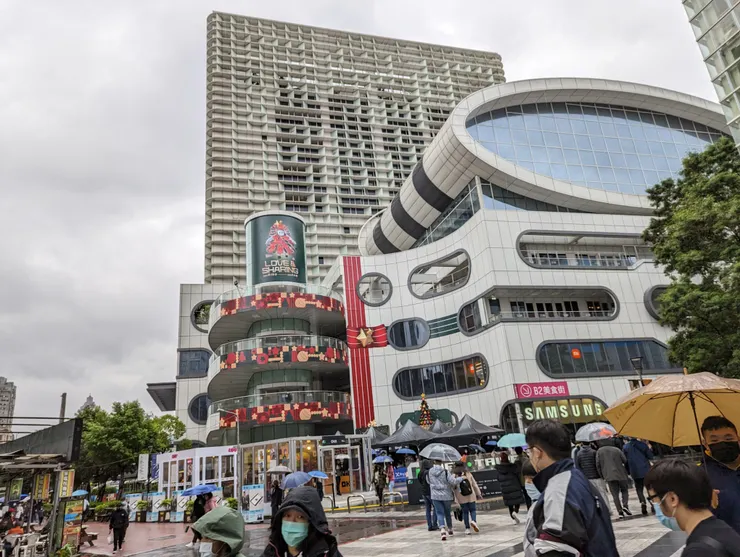 來到了三創生活園區，依舊下著雨