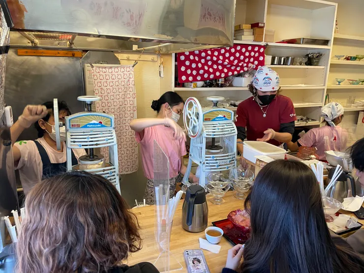 進到店內就可以看到一堆人在用手搖刨冰