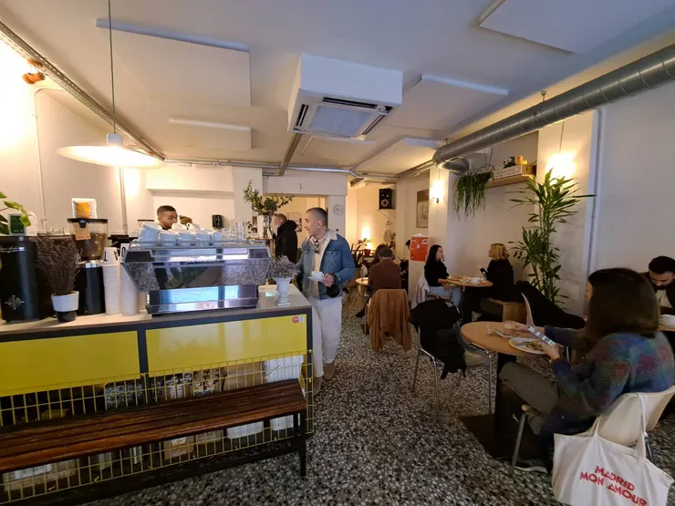 小小的店面一早就客滿，人潮來來去去