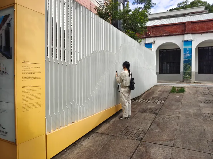 洋行旁有一件裝置藝術，《登•山》。