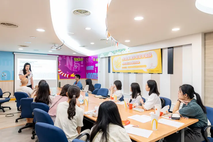 「青少年文字協談志工招募」說明會台北場現場氣氛熱絡，現場也邀請線上志工分享實務經驗與陪伴心得。