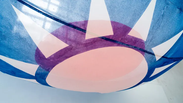 劉妍蓁，《日映日重影》，300*450cm，布料、顏料，2025，劉妍蓁提供。