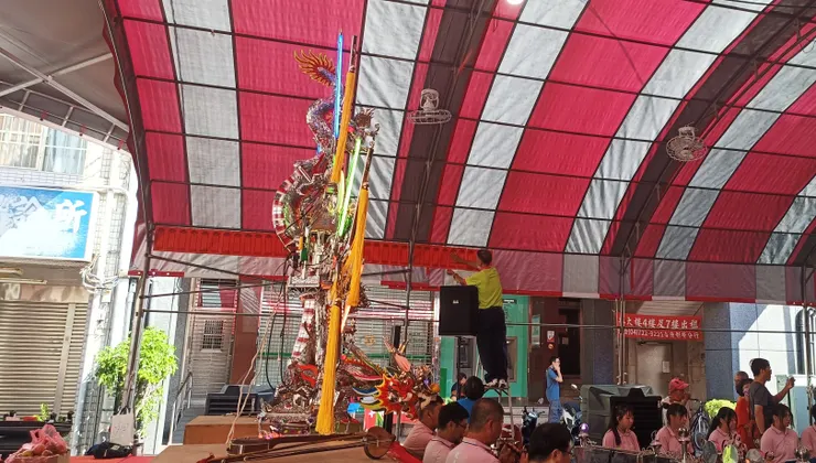 從側面觀察金樂軒家私虎,可見到盤據桿身的龍