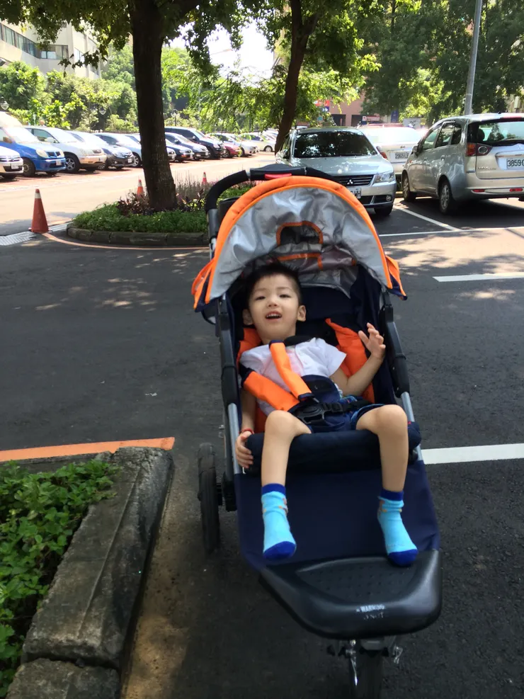 瘦小的祐外出時曾以嬰兒車代步。