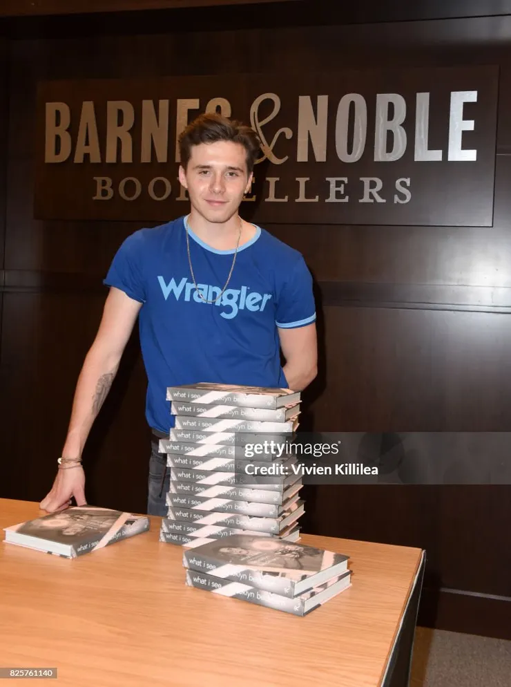 布魯克林從足球、攝影、模特到料理，頻繁的職涯轉換被大眾解讀為「漂浮」，本質上卻是在高度曝光的陰影下，反覆測試哪一個才是「真實的我」。