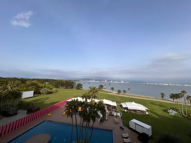 房間外看出去的大型泳池,但因為是春天,戶外泳池未開放使用(夏天限定)