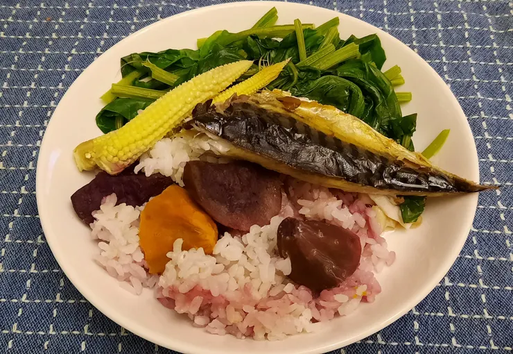 自煮餐費55元，烤鯖魚，有機玉米筍，有機菠菜，地瓜飯