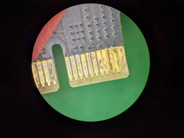 顯示卡的金手指已經出現鏽蝕。