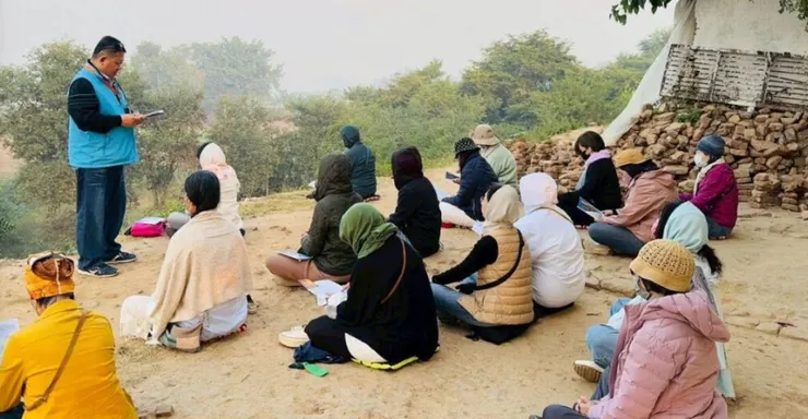 印度朝聖清晨修持共修場景