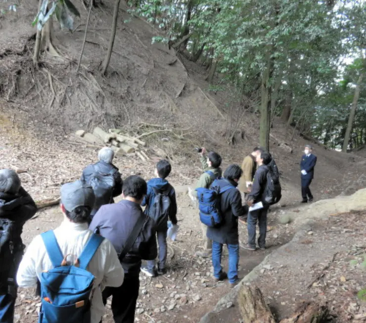 進入聖武天皇陵陵寢範圍的研究者們。