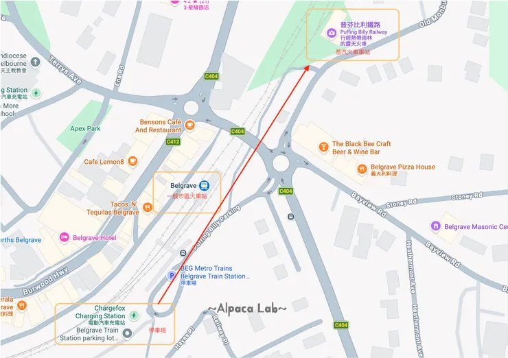 會先經過一般車站，要繼續往前走到蒸汽火車站歐