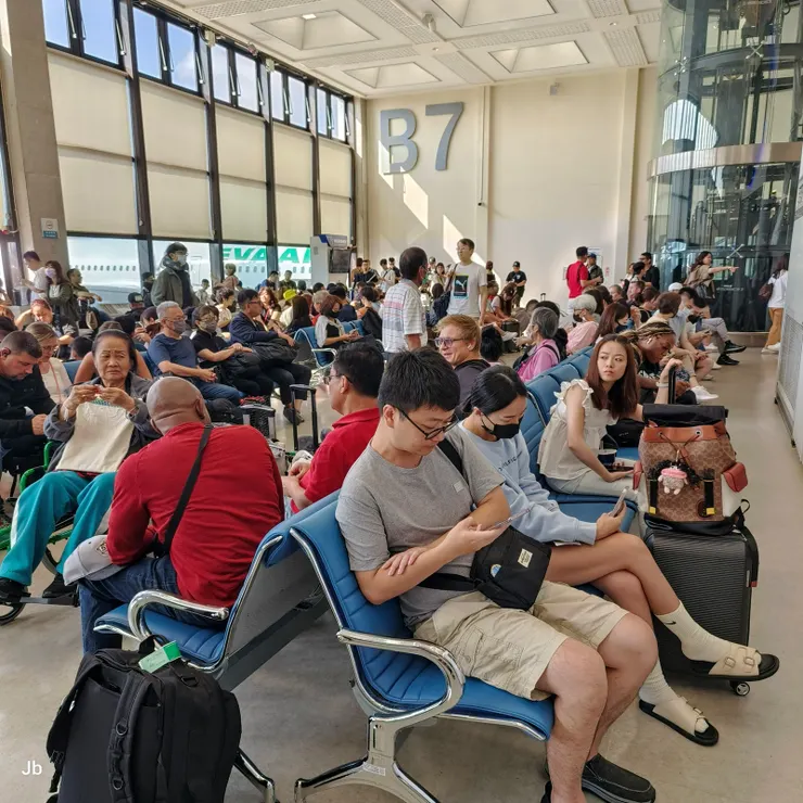 【兩間貴賓室兩段航程三部影片！在登機門候機室。】