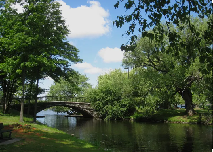 查爾斯河濱步道(Charles River Esplanade)是波士頓著名的河岸綠帶,很適合在這裡散步,享受慢活生活感。