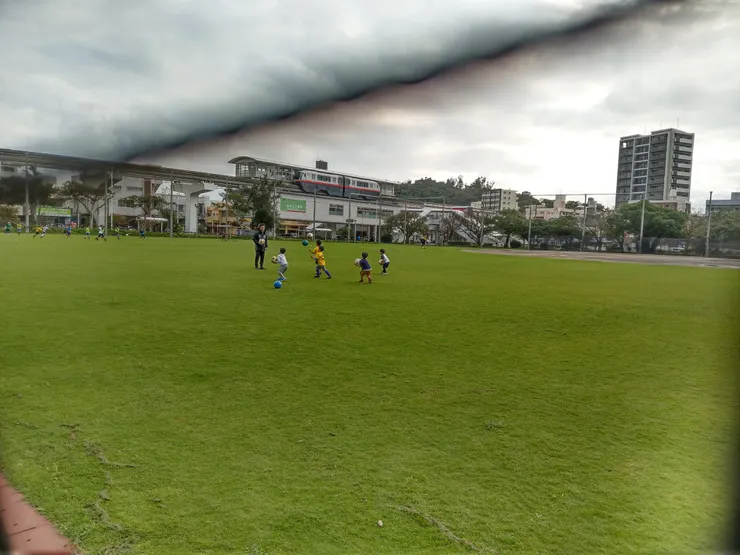 踢足球的小朋友們