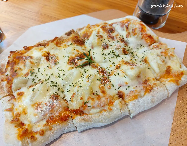 ▲龍潭「野薑花與貓」庭園餐廳/ 圖片來源:Betty's Jump Diary