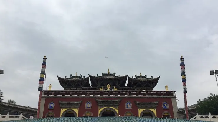 塔爾寺，那個以「辯經」聞名的藏寺。隨便在網上一找，你大概可以找到無數遊記，關於甚麼「感悟」、「神聖」blablabla。只不過，我對塔爾寺卻頗為失望，那些「洗滌心靈」的鬼話，我這個飽受現代文明污染的粗人是寫不出的了，也把我在影視（如《天下無賊》的拉卜楞寺）對「藏傳佛教」的好感，一下子降低許多。