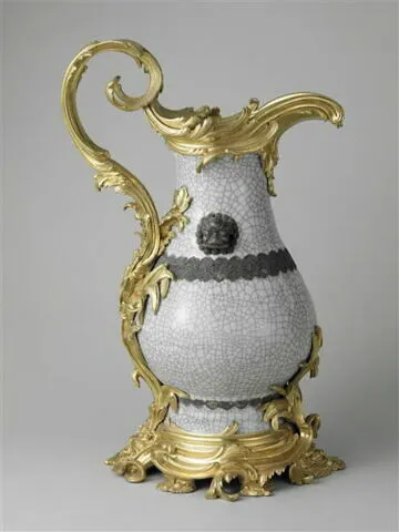 銀製水罐製作時間約於1662年至1755年之間，結合了中式工藝與法國裝飾藝術的風格。