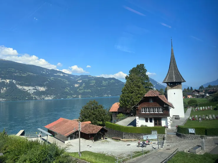 雖然隔著窗戶拍,還是很開心