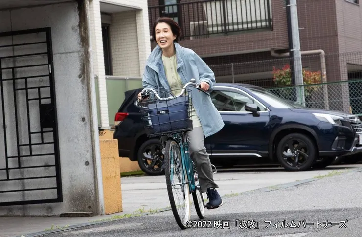 自行車上的她享受難得的片刻自由