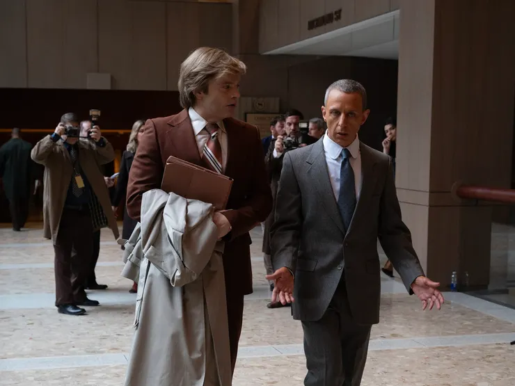 左為 Sebastian Stan 飾演的年輕川普，右為 Jeremy Strong 飾演的科恩。來源：《狂人法則》電影劇照