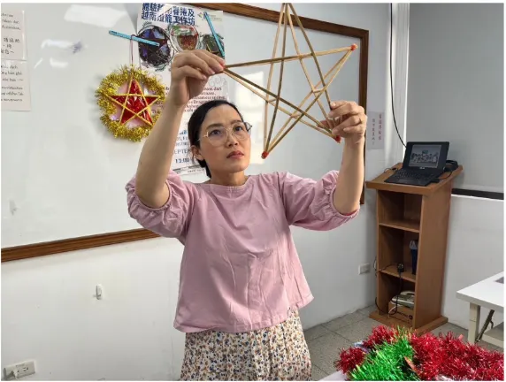 金歡老師正在教學製作越南傳統燈籠的情景。/圖 杜金歡老師 提供