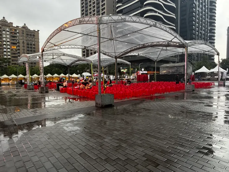 下大雨的遮雨棚