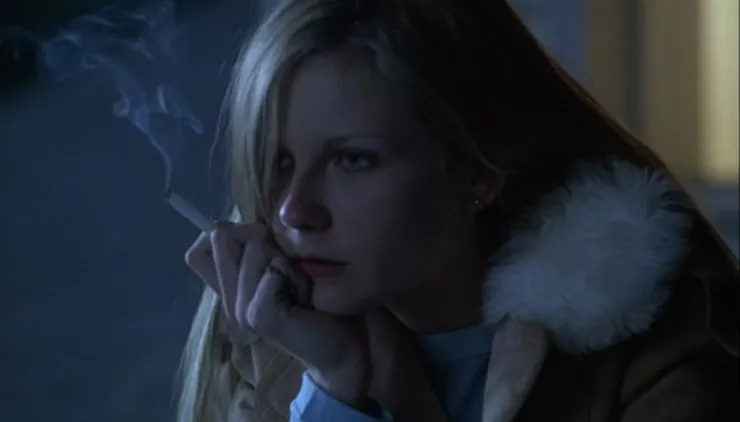 原先神采飛揚、充滿性魅力的拉克絲，最後的神情訴說著絕望與空虛