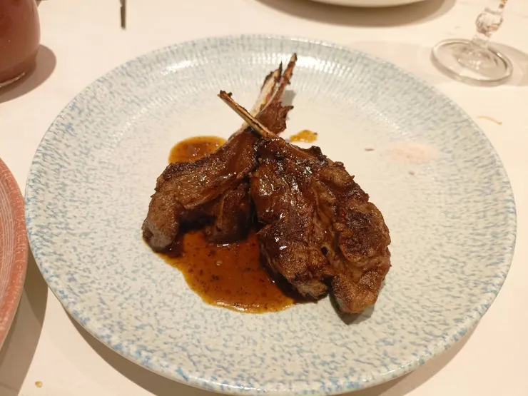 羊排個人覺得最好吃，肉質軟嫩，味道不會騷過頭。