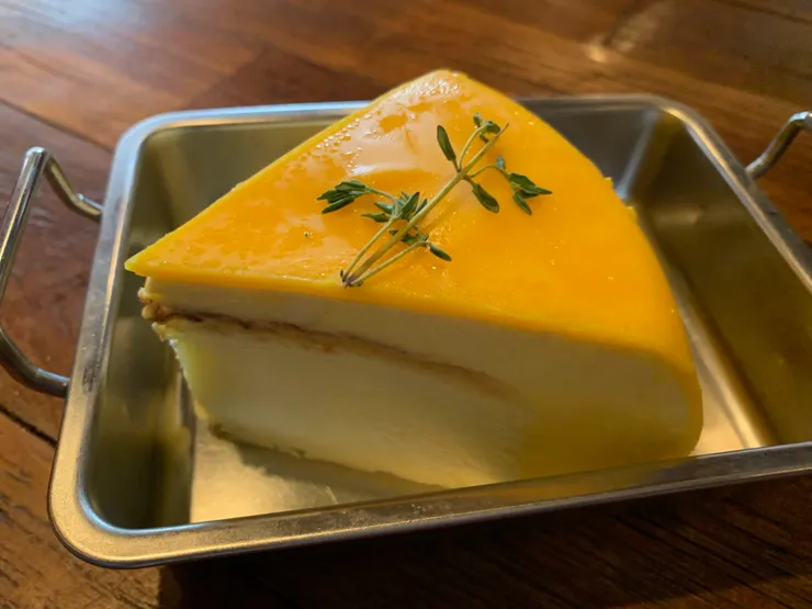 這個是Cheese Industry的檸檬起司蛋糕 - 個人覺得普普，比較喜歡巴斯克。