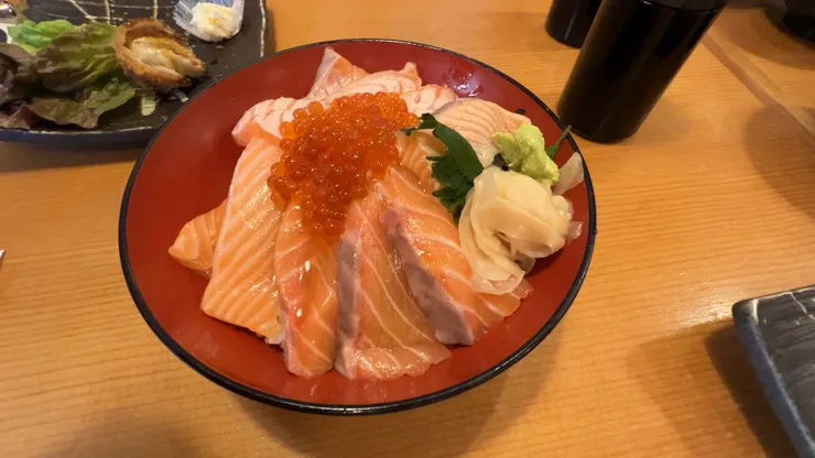 「屋台壽司」 (Yataizushi / や台ずし) 鮭魚丼