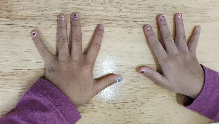 小寧媽媽陪她做的美甲貼。