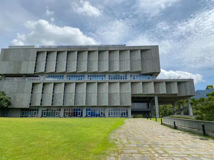 政大賢達圖書館