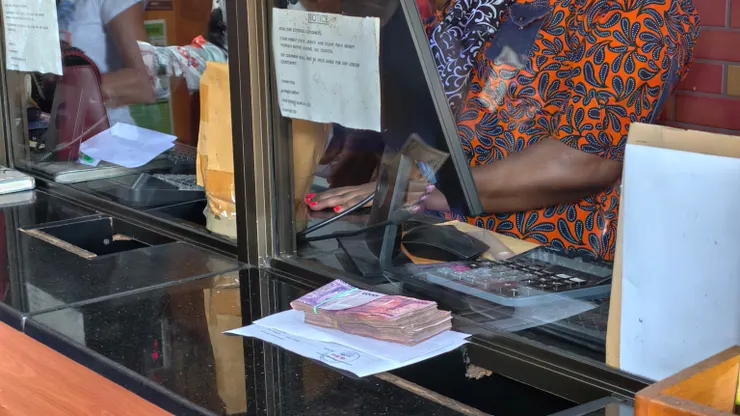 每個人都換到厚厚的一疊鈔票。