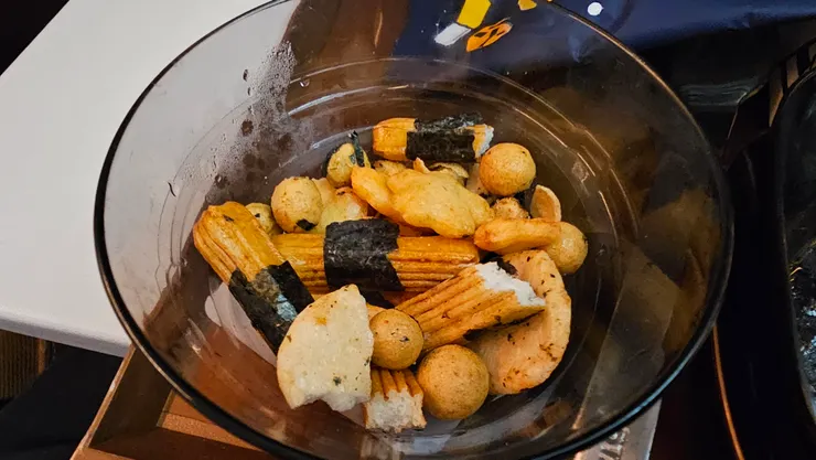 星宇航空的米菓走的是日式醬油風!很好吃!