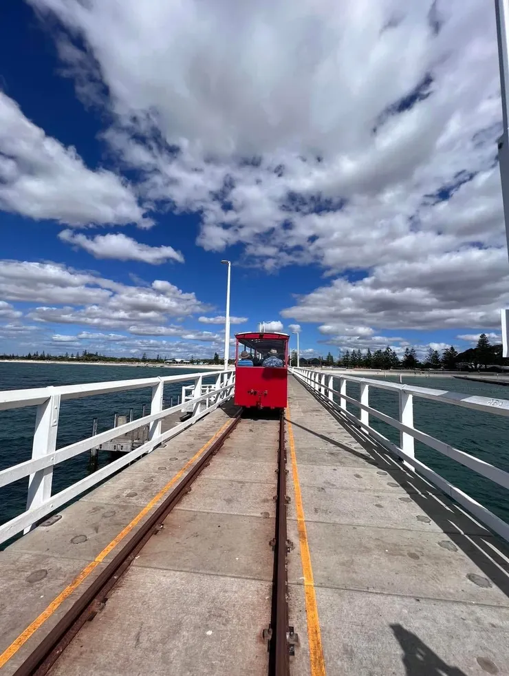 紅色小火車是長堤上一道美麗的風景
