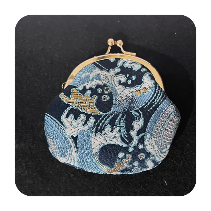 選了一個小巧的日系口金包。