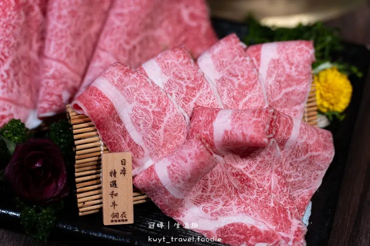 [高雄左營火鍋餐廳]銅花精緻涮涮鍋，火鍋界的LV！整隻龍蝦與A5和牛的奢華約會，專人桌邊服務，左營約會餐廳推薦，附最新菜單