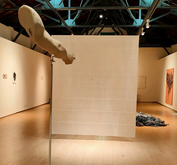 這件作品靈感來自《聖經》中「多馬的懷疑」。手指不斷指向空間，也改變了觀看的關係：人既是觀看者，也是被觀看者。在那個瞬間，人意識到自己的存在，而時間也在經驗中被感知。