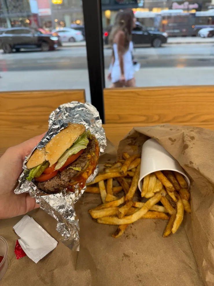 five guys的漢堡和薯條 (小薯裝好多!)