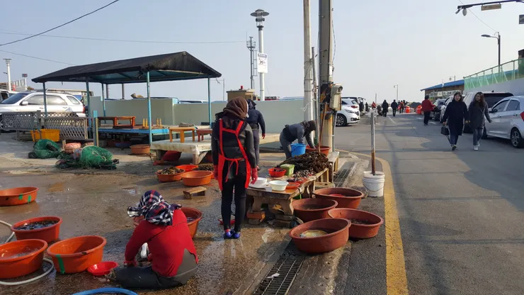 路旁海女販售海鮮