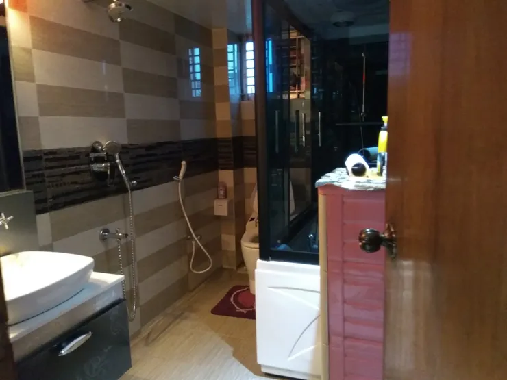 這些衛浴都20多年前 屋主從中國整個貨櫃海運進口到孟加拉的,雖然年代已久但因為有佣人每天清潔 所以看起來很新