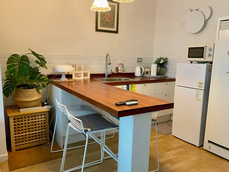 流理臺該有的都有，冰箱、微波爐、餐盤杯具等｜弘大住宿推薦Junho's House